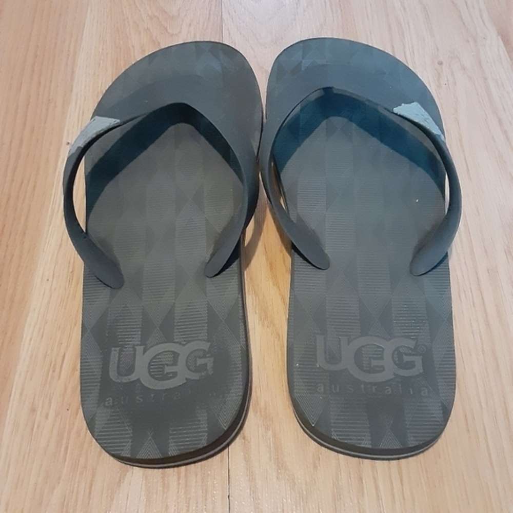 Ugg T strap slip on sandals,Men's size 8,Fits‎ Women's 9/10